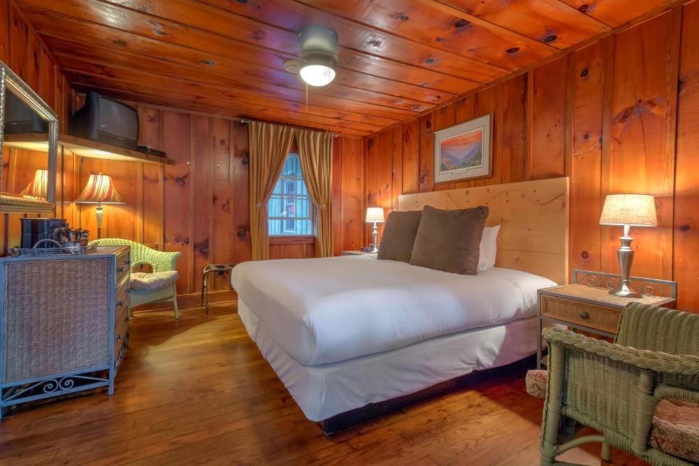 Deluxe King Room interior